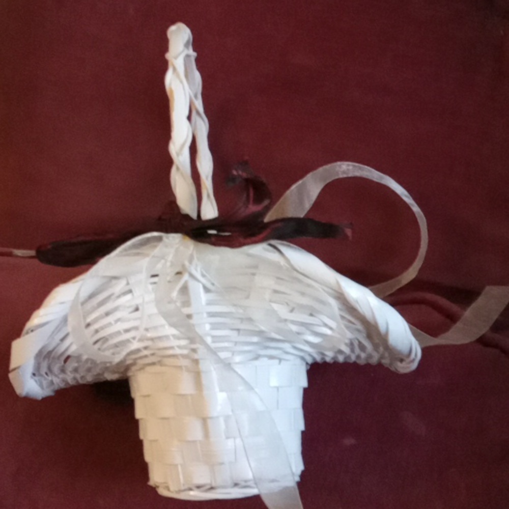 White basket - Picture 1 of 3